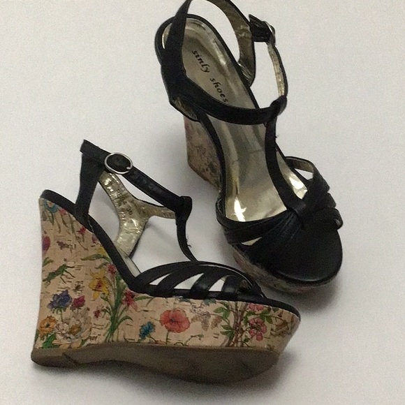 Shoes - 😳 Floral Wedge Sandals